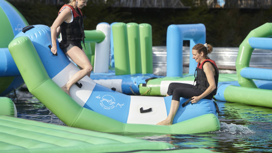 Twee vrouwen op aquapark in de Geestige Put