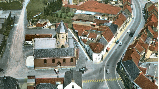 Een luchtbeeld van de kerk en het centrum van Sint-Eloois-Vijve