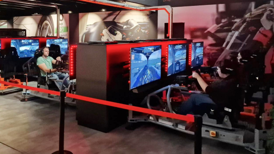 Een zicht op mensen die in een racesimulator zitten