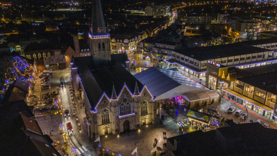 luchtfoto van de Markt en Het Pand met kerstverlichting