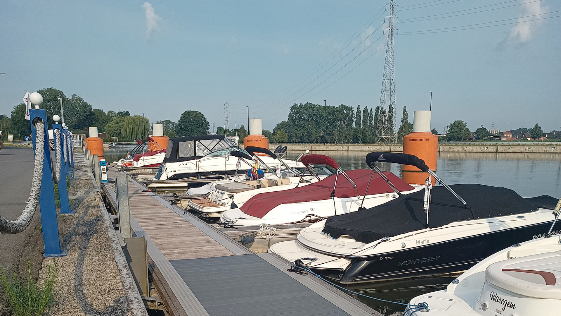 een zicht op de boten in de jachthaven