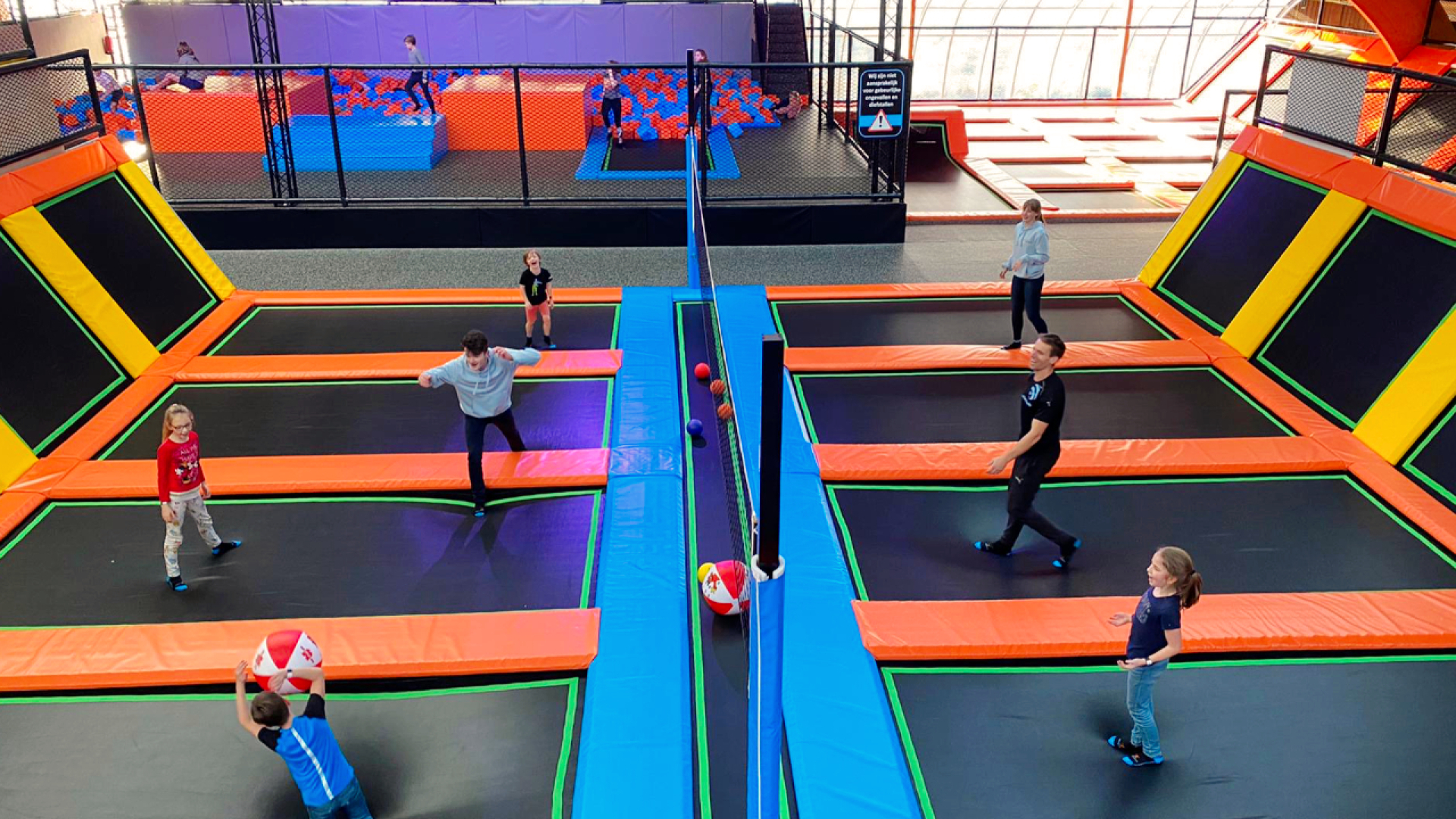 kinderen en volwassenen springen op trampolines in Jump World