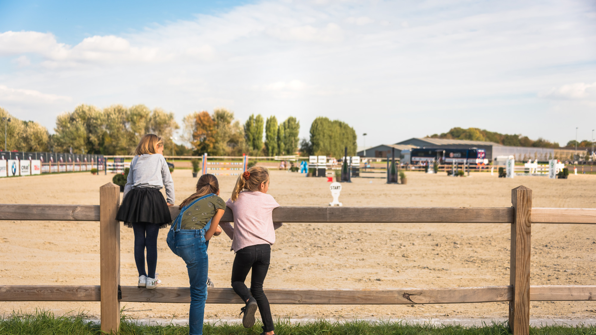 Kinderen aan een omheining