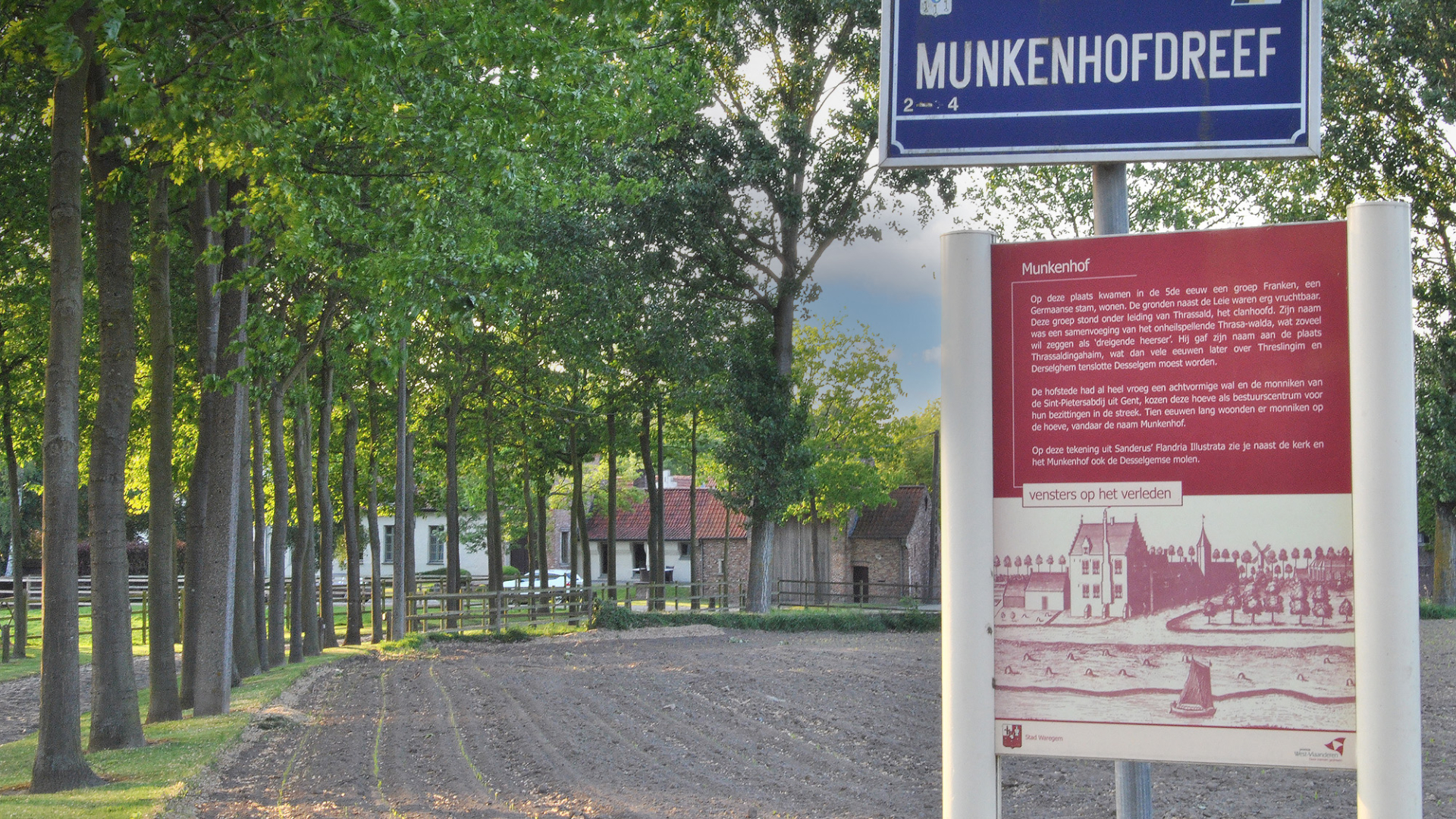 Beeld van het Munkenhof, de Munkenhofdreef en het erfgoedpaneel