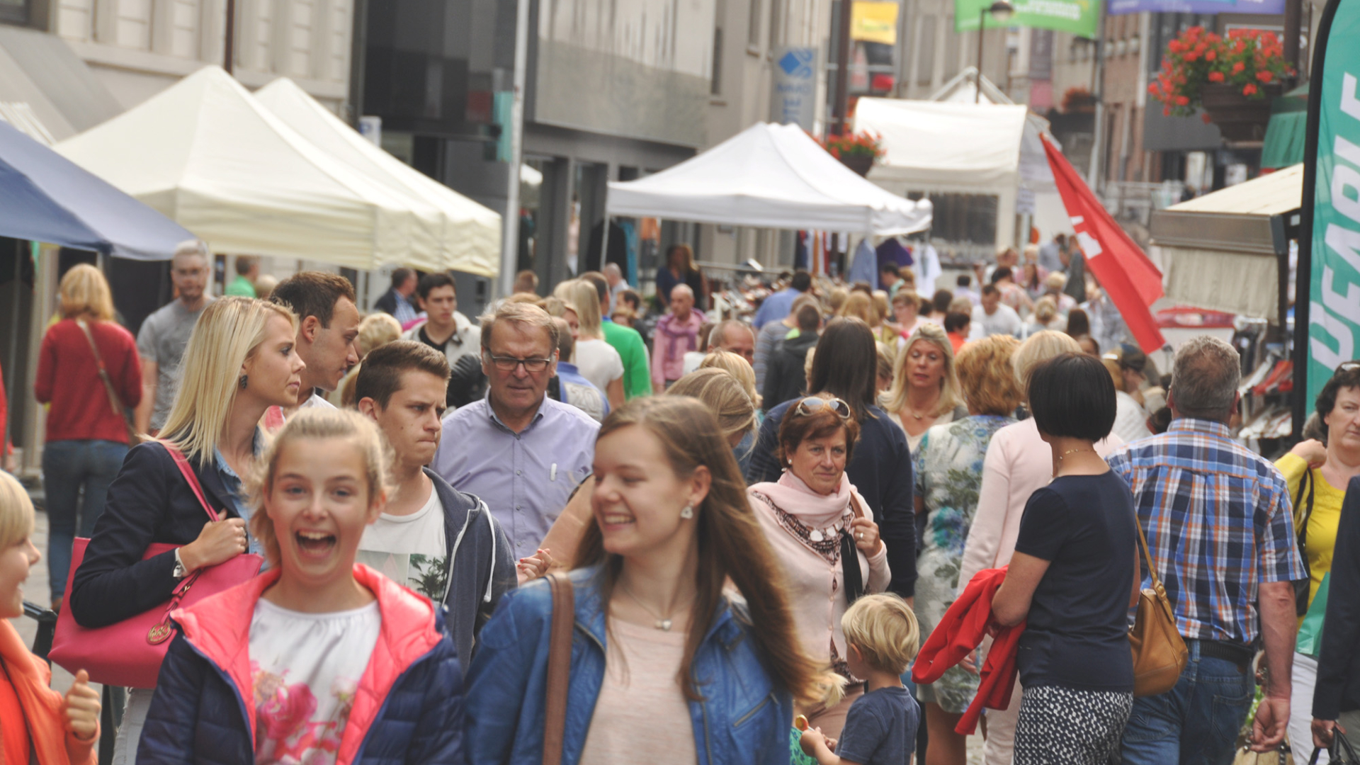 Mensen in een winkelstraat