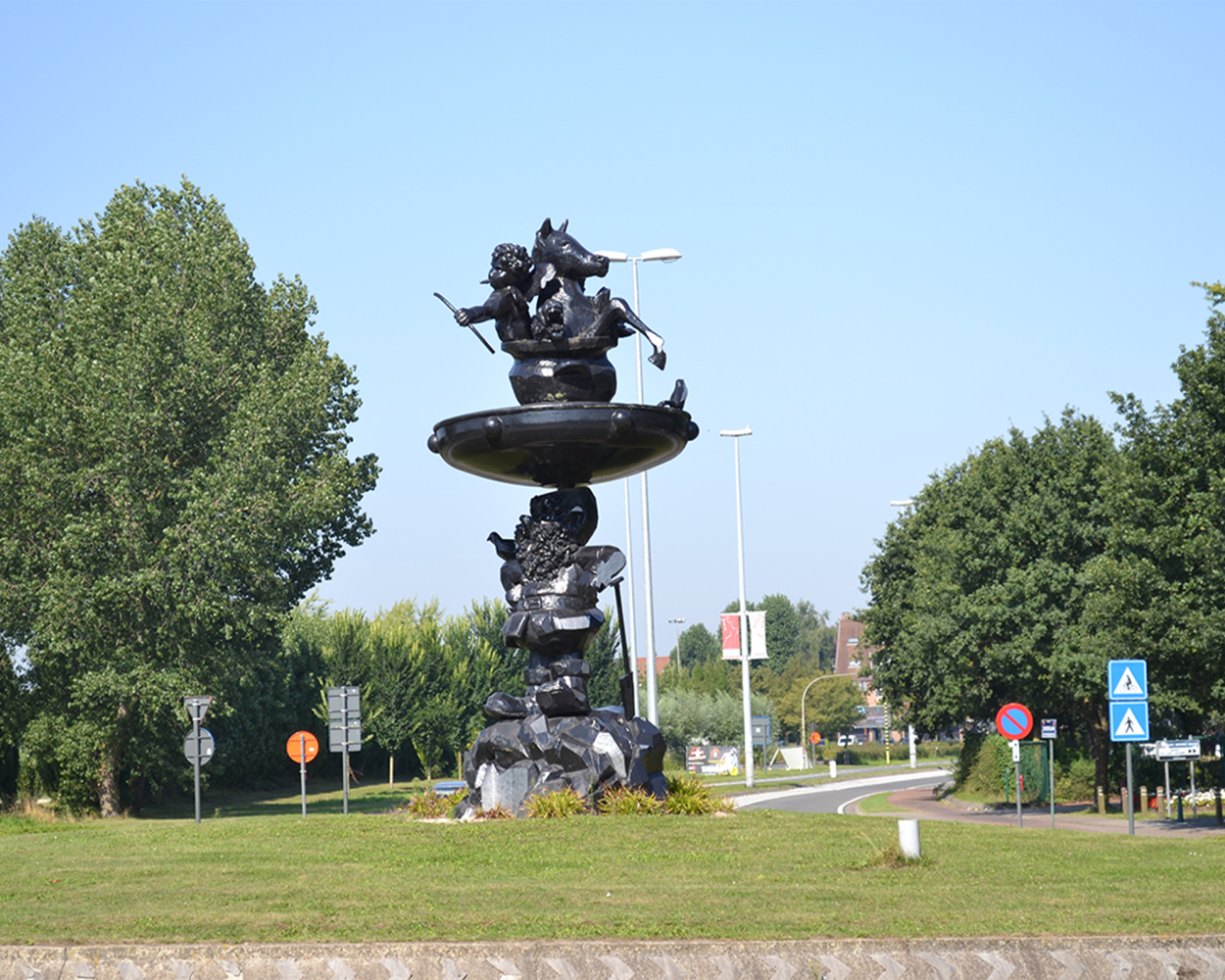 Monument R35 op rondpunt aan Verbindingsweg