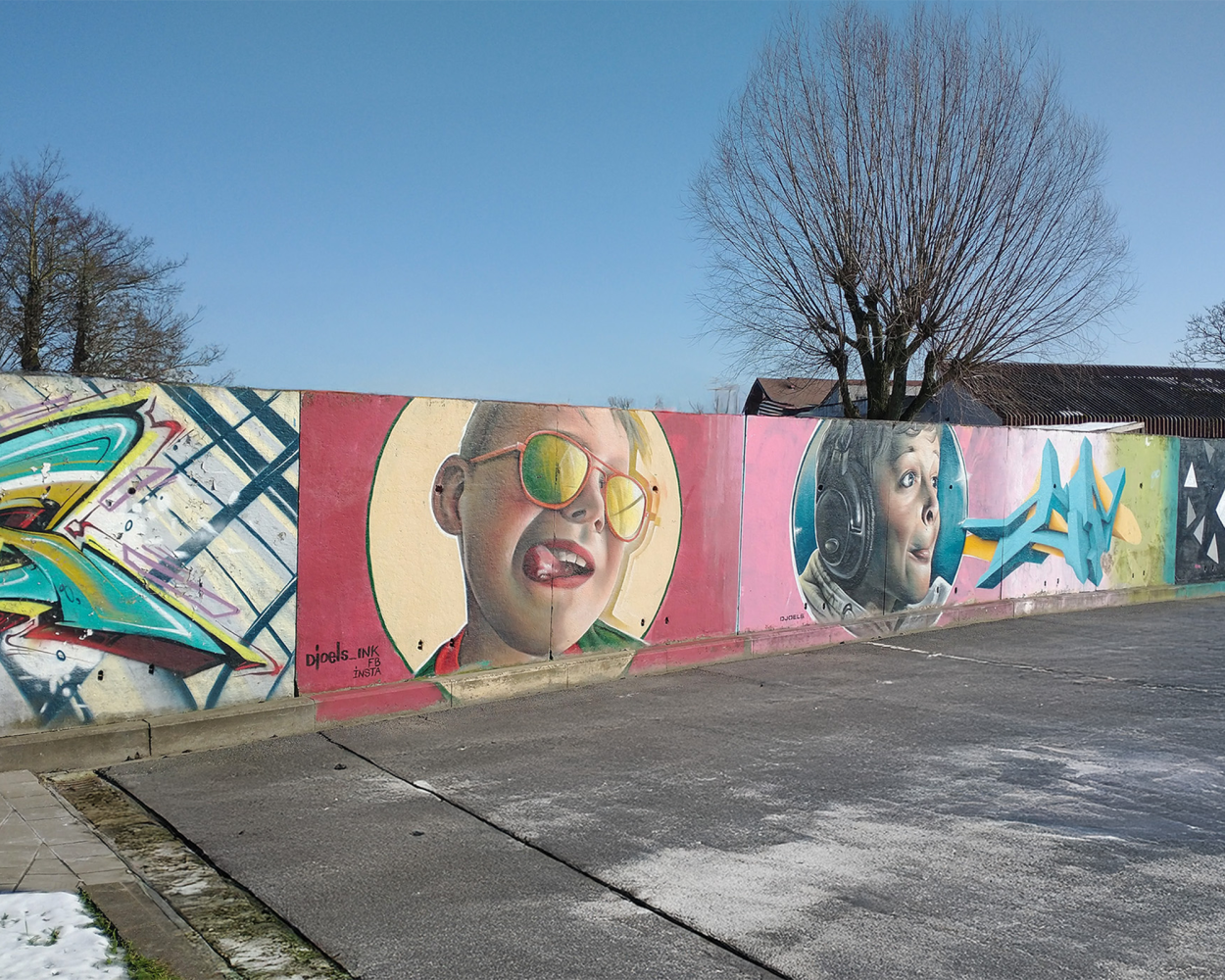 Mural met kindergezichten in graffiti