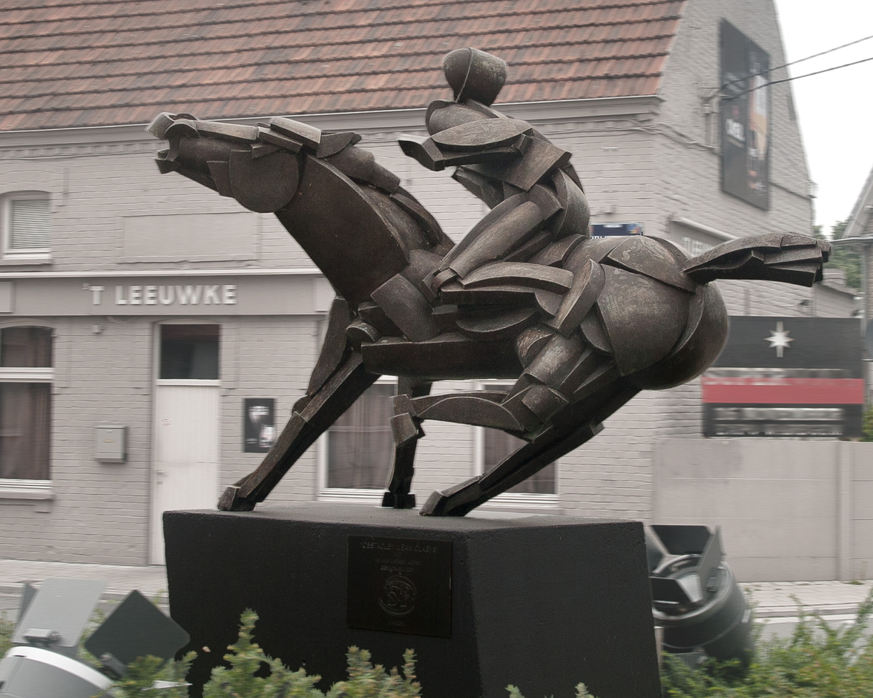 Kunstwerk van man op paard op rotonde Leeuwke