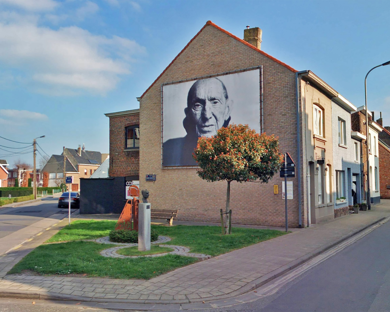 Briekschotte pleintje met foto van Briek en kunstwerk