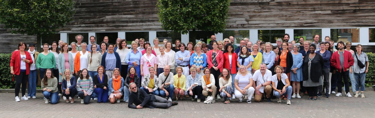 Een groepsfoto van alle werknemers van de academie.