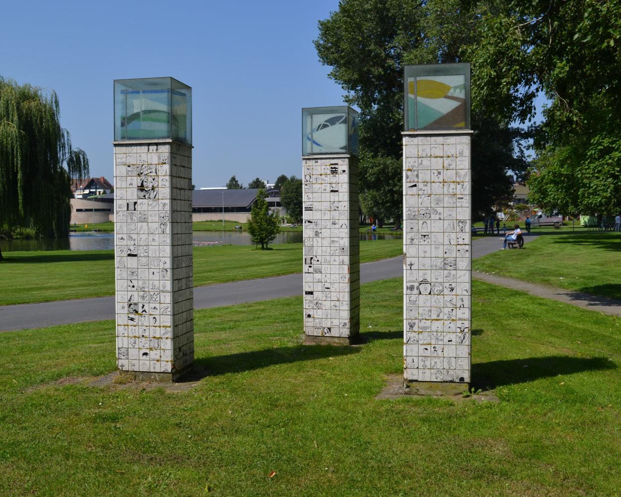 Zuilen van Jos Barbe aan stadionvijvers