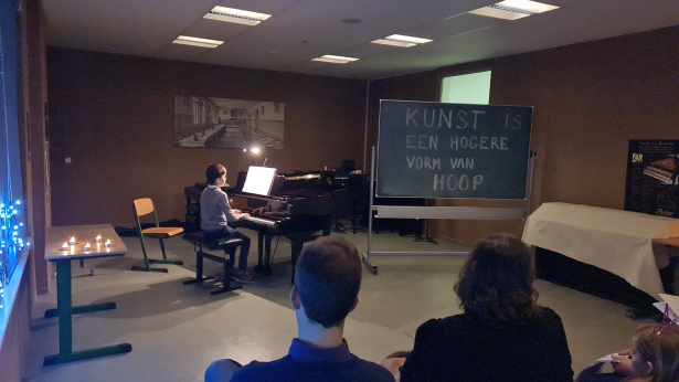 leerling die piano speelt