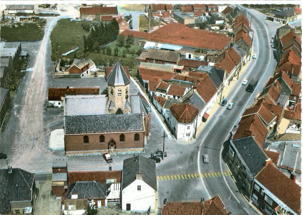 Een luchtbeeld van de kerk en het centrum van Sint-Eloois-Vijve