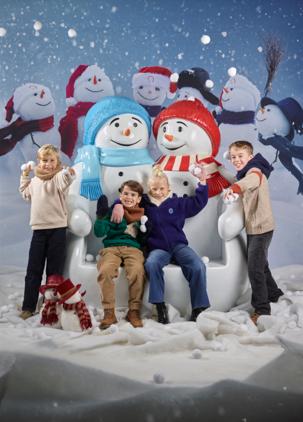 Kinderen poseren met sneeuwmannen in het Koetshuis van de Kerstman