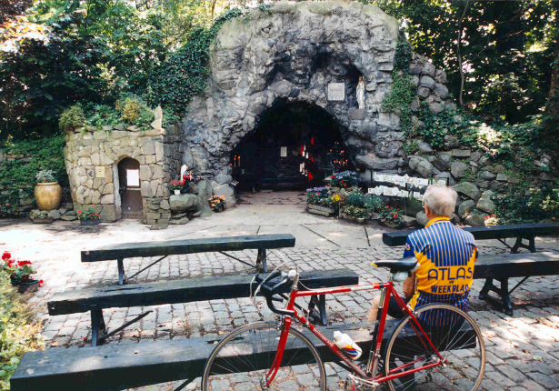 De Lourdesgrot in Sint-Eloois-Vijve