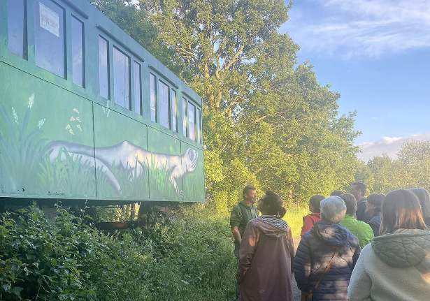 Oude Spoorwegberm met treinwagon